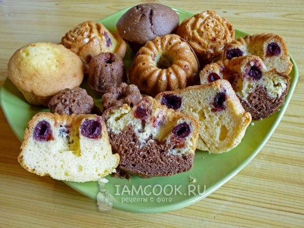 Фото двухцветных кексиков с вишней