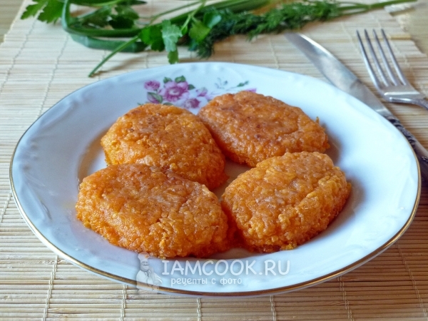 Готовые постные морковные котлеты с манкой