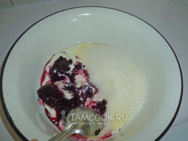 Соединить сметану с сахаром и черникой