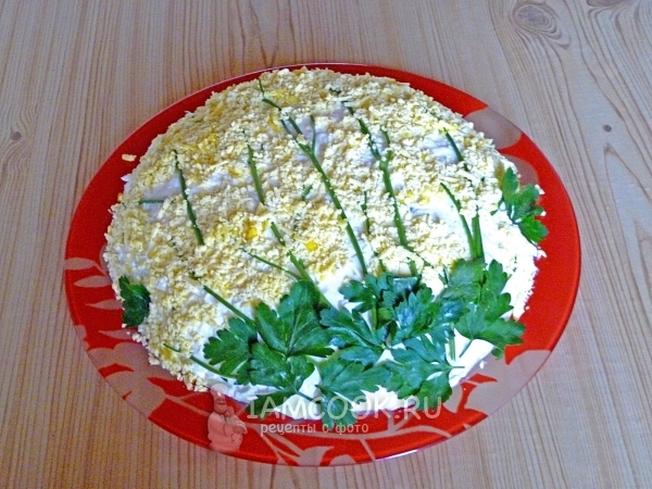 Украсить салат желтком и зеленью