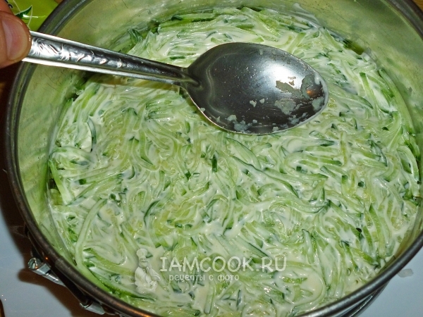 Смазать огурцы майонезом