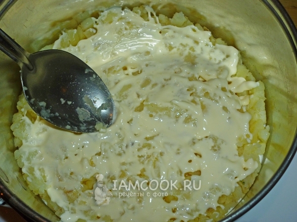 Смазать картофель майонезом