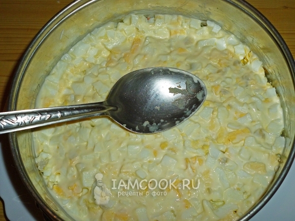 Смазать яйца майонезом