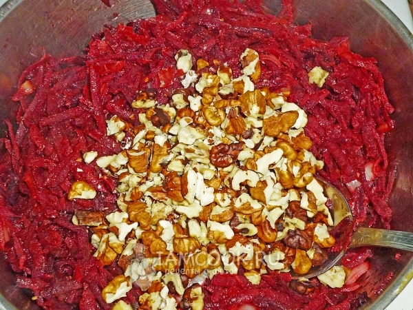 Положить орехи к овощам