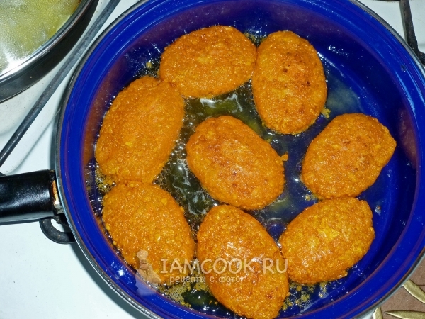 Пожарить морковные котлеты