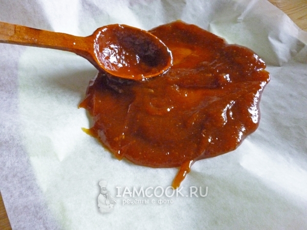 Выложить абрикосовое повидло на пергамент