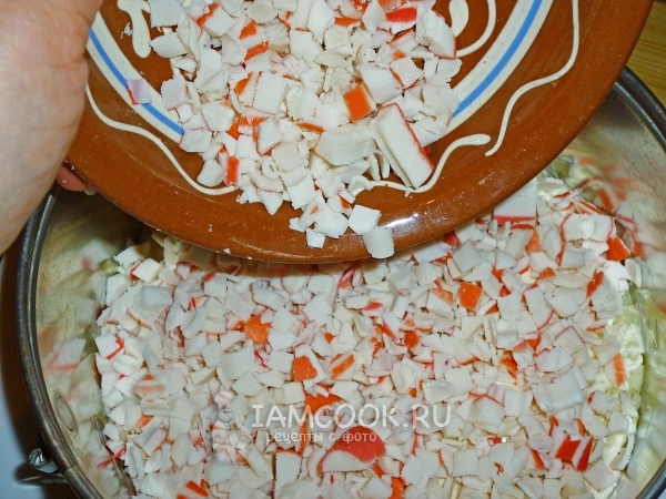 Выложить слой крабовых палочек