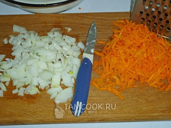 Натереть морковь и порезать лук
