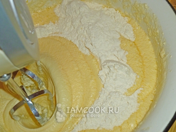 Всыпать муку и взбить