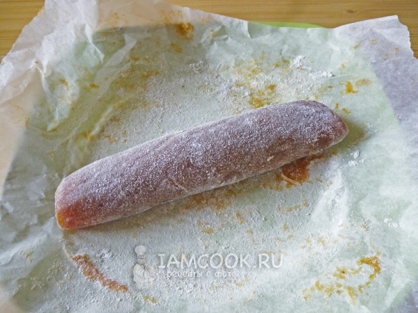 Свернуть пласт повидла в рулет