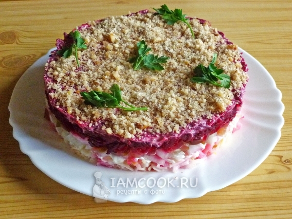 Фото слоеного салата со свеклой и солеными огурцами