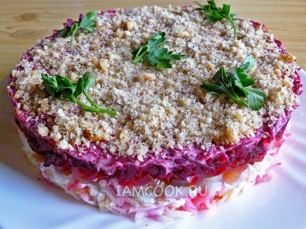 Рецепт слоеного салата со свеклой и солеными огурцами