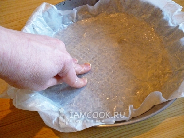 Смазать форму маслом