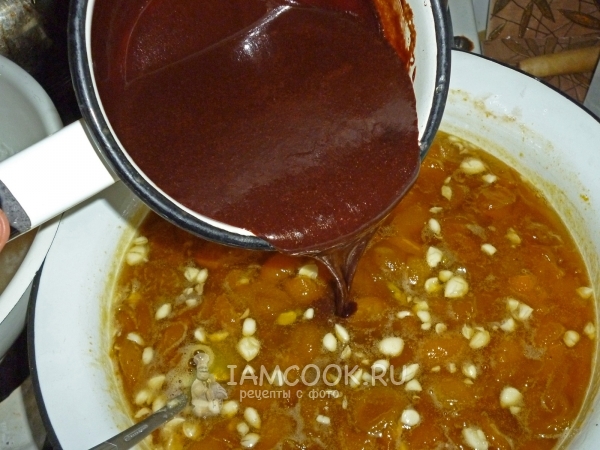 Влить шоколадную смесь в варенье