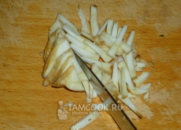 Нарезаем корень сельдерея