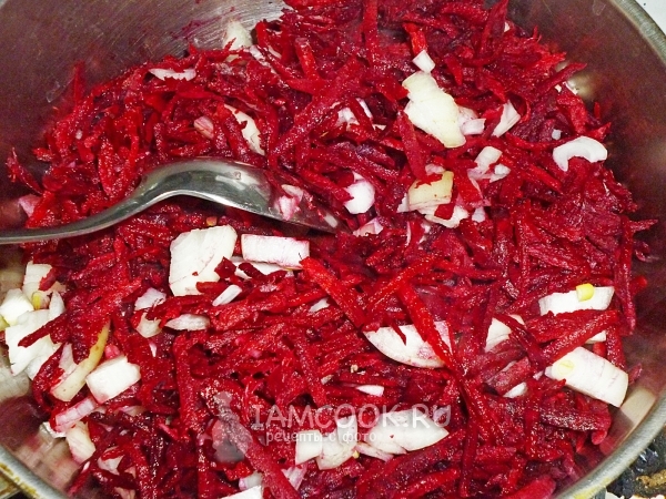 Обжарить лук с бураком