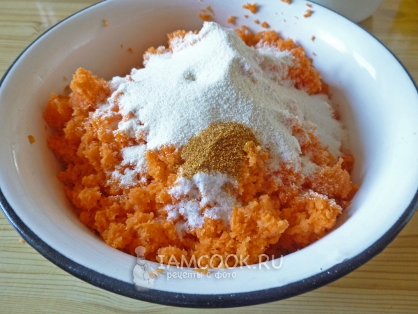 Всыпать манку, соль и специи