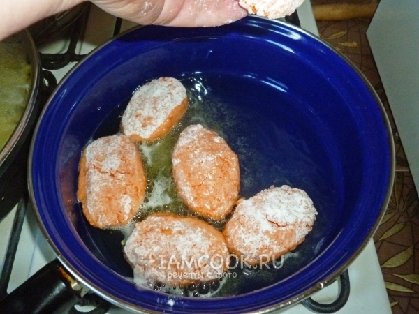 Положить котлеты на сковороду
