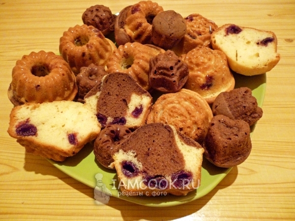 Рецепт двухцветных кексиков с вишней