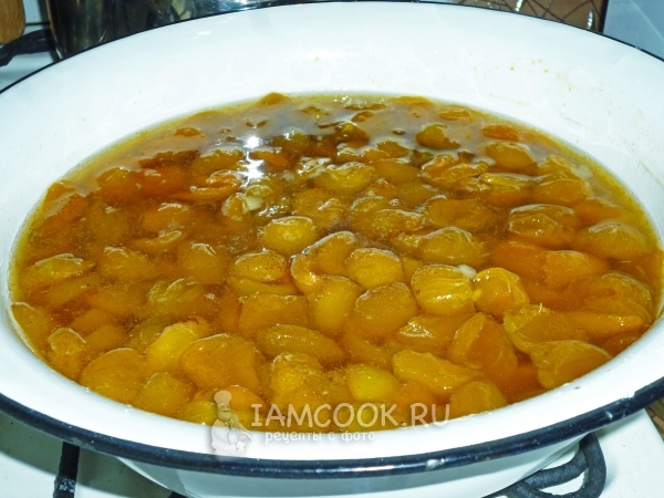 Поставить варенье на плиту