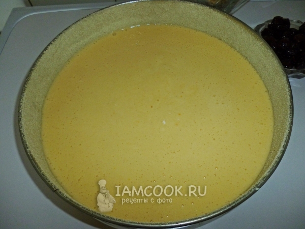 Перелить тесто в форму