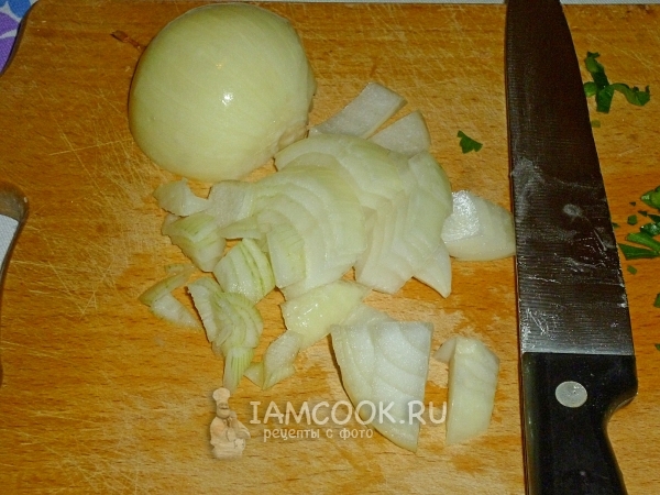 Измельчаем лук