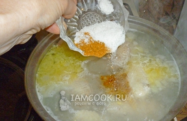 Приправляем и солим суп