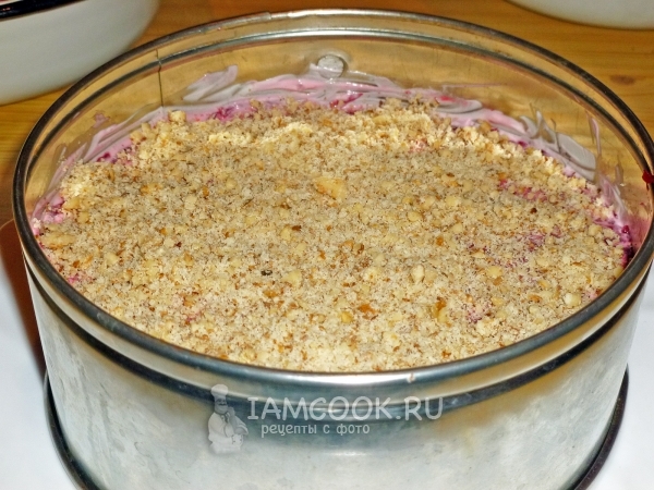 Посыпать салат орехами