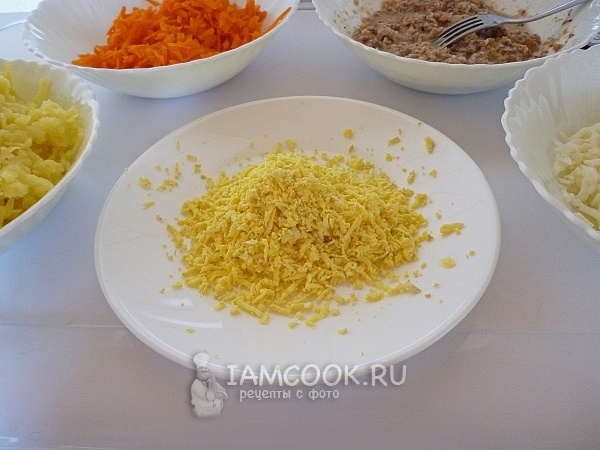 Натереть желток