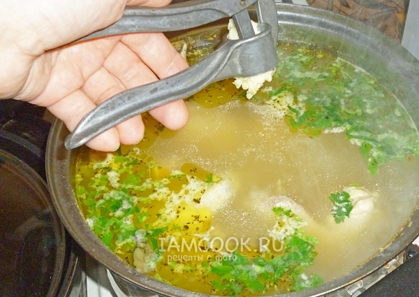 Выдавливаем в суп чеснок