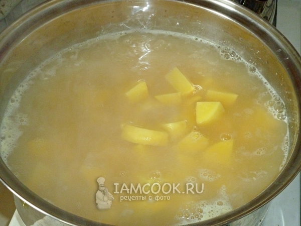 Добавляем картошку в кастрюлю