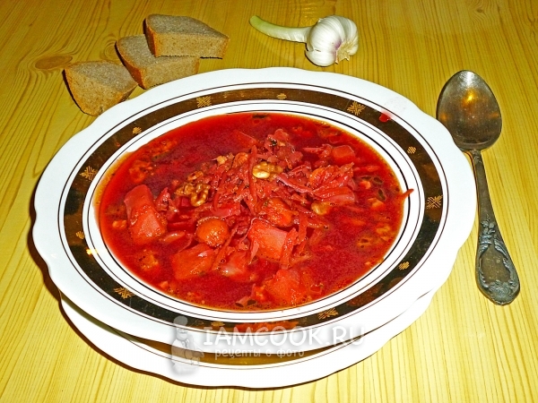 Фото красного борща с вишней