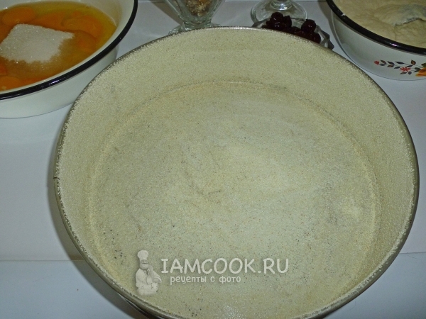 Посыпать форму манкой