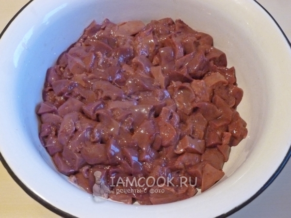 Печень помыть и порезать