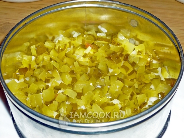 Положить слой огурцов