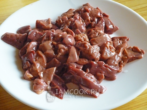 Моем и нарезаем куриную печень