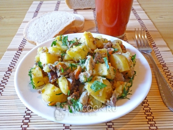 Фото жаркого с грибами и печенью