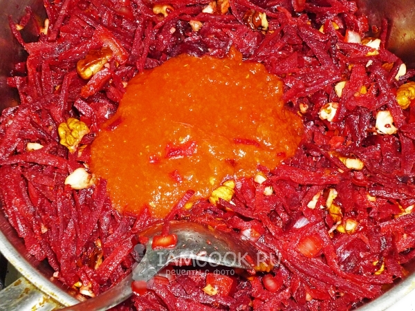 Добавить томатное пюре