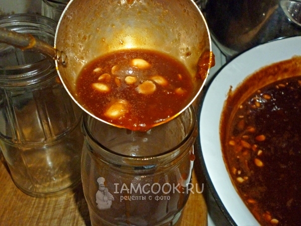 Разлить варенье по банкам