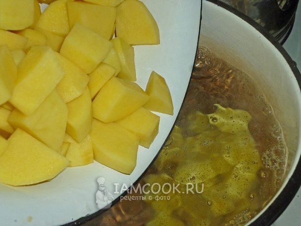 Положить картофель в кастрюлю с водой