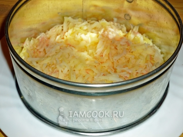 Выложить слой картофеля