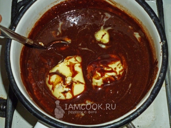 Положить в шоколадную массу масло