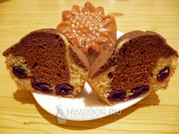 Двухцветные кексики с вишней