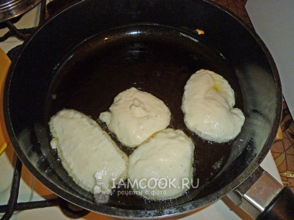 Выложить ложкой тесто на сковороду