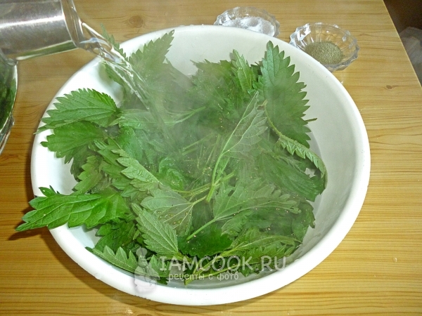 Полить крапиву кипятком