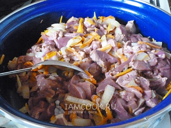 Добавляем куриную печень и приправляем