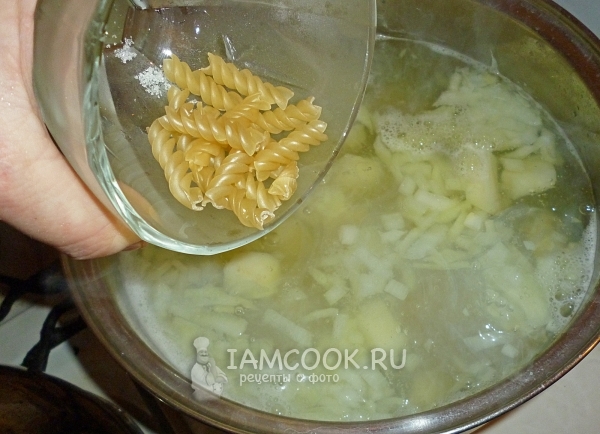 Насыпаем в суп макароны