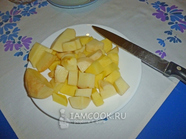 Нарезаем картошку