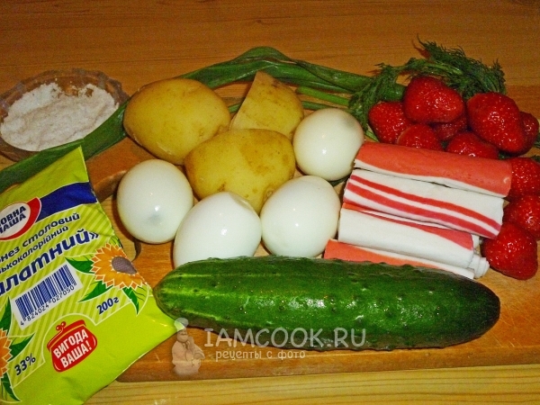 Ингредиенты для салата «Клубничная грядка»