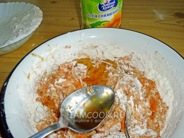 Влить масло